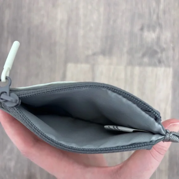 Lululemon gray and white zip card wallet - Picture 2 of 3